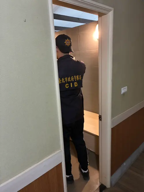 ▲台北市北投區行義路溫泉餐廳民眾一男一女無呼吸心跳，警方到場後，發現女性患者無呼吸心跳，男性患者於送醫救治後於19時許宣告不治，現場未有其他外力介入痕跡，本案本分局已報請刑事相驗，釐清案情。（圖／翻攝畫面）