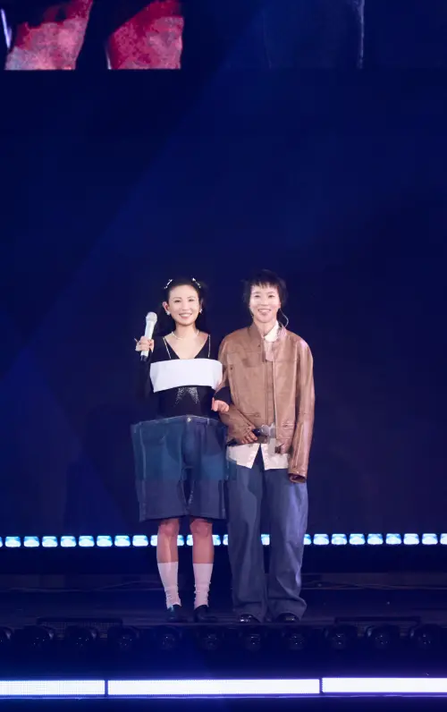 ▲王菲愛女竇靖童（右）特別從北京飛來擔任魏如萱（左）演唱會來賓，成為演出的一大亮點。（圖／好多音樂提供）