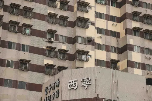 ▲西寧國宅一樓就是西寧市場，西寧國宅的外觀也可看到未拆走的冷氣室外機。（圖／記者葉政勳攝）