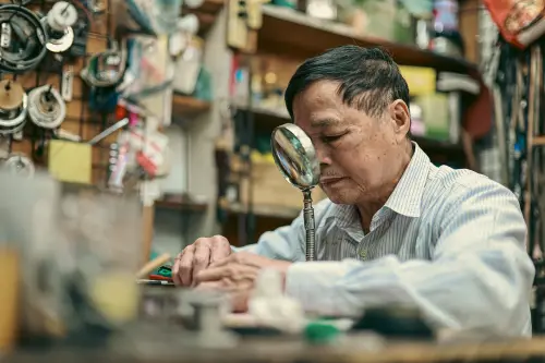 ▲儘管樓上住戶都已搬離，地下室與一樓的西寧市場攤商仍堅守崗位。對他們而言，這裡不是猛鬼大樓，而是奮鬥了大半輩子的家，充滿了難以割捨的人情味。（圖／記者葉政勳攝）