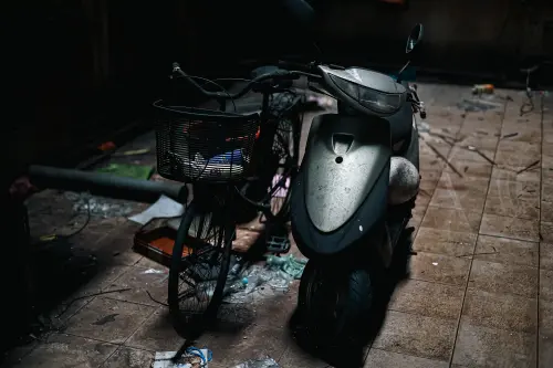 ▲▼西寧國宅的天井仍停放機車、腳踏車等雜物，等不回主人。（圖／記者葉政勳攝）