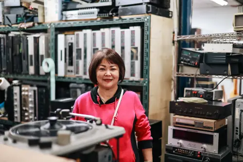 ▲▼西寧市場1樓自治會副會長陳雪華和先生經營音響店，期盼在他們搬遷到洛陽停車場中繼市場後，民眾還可以去消費。（圖／記者葉政勳攝）