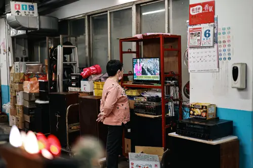 ▲下午的西寧市場相當靜謐，不少攤商都在休息，或是跟隔壁的攤商老闆聊天。（圖／記者葉政勳攝）