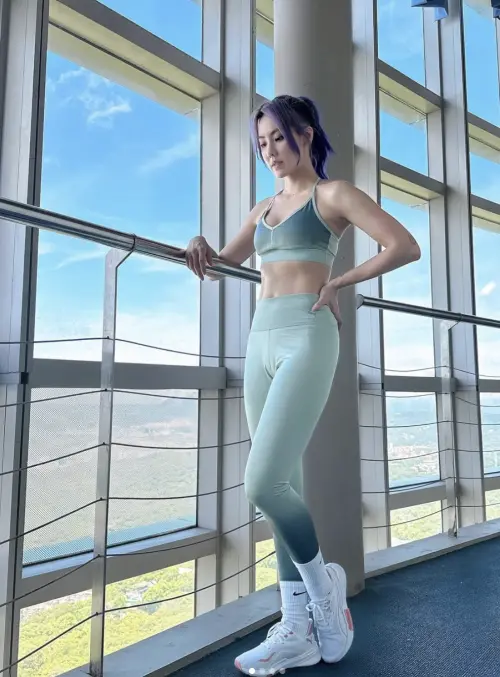 ▲劉雨柔（如圖）產後半年多，目前努力瘦身減重。她的好姐妹鼓勵她，當媽後還是可以穿得很漂亮。（圖／翻攝自劉雨柔IG@lyvonne0526 ）