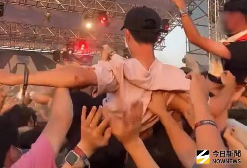 獨／「人群衝浪」害她撞傷！嗨男辯像比腕力有風險　法官這樣判
