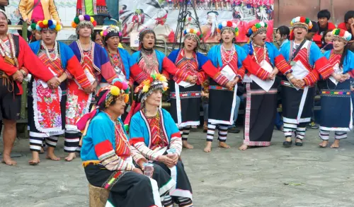 Tsou people join hands and dance during Mayasvi. (Facebook, Bureau of Cultural Heritage, Ministry of Culture)