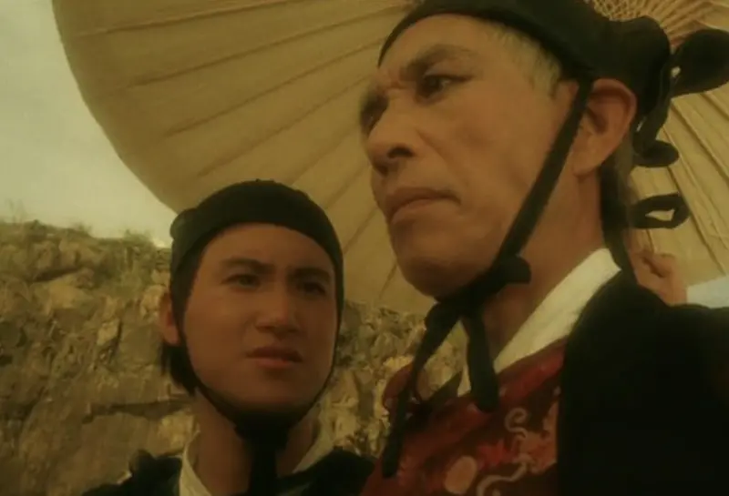 ▲馬年經典賀歲片《笑傲江湖》，拍攝過程波折不斷，也經歷過演員大洗牌，最後竟讓接手別人角色的張學友（左）拿下金馬獎最佳男配角獎，電影也在台灣叫好又叫座。（圖／摘自IMDb）