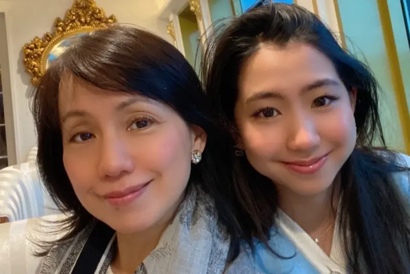 ▲近期一名白富美在Threads上爆紅，她曬出多張自己搭乘私人飛機的美照，引爆討論。如今白富美的身分曝光，原來就是「小鄧麗君」蔡幸娟（左）的女兒蛋蛋（右）。（圖／蔡幸娟 幸福共嬋娟臉書）