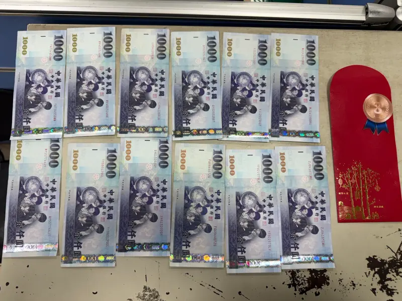 ▲大墩南路地上有一包印有「參獎」字樣的紅包袋，裡頭裝有新臺幣1萬2,000元現金（圖/記者鄧力軍翻攝）