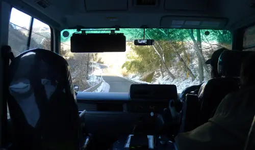 ▲前往五瀨高原滑雪場的山路路況不穩，遊客可在山下停放車輛再搭乘接駁車上山。（圖／記者張鴻儀攝）