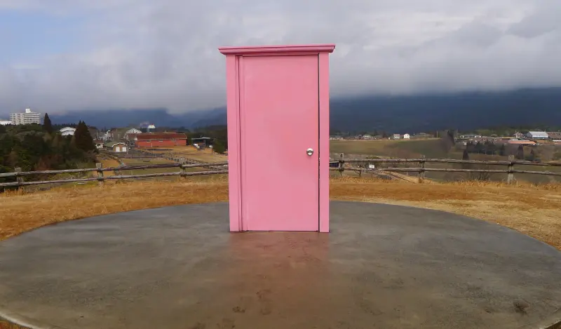 ▲位於日本九州宮崎與鹿兒島交界的高千穗牧場設有一道「任意門」，成為遊客拍照打卡熱點。（圖／記者張鴻儀攝）