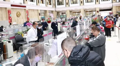 ▲2月9日起至2月13日開放換新鈔，今（9）日開放兌換，許多民眾一早就安排。（圖／記者吳翊緁攝影 ）