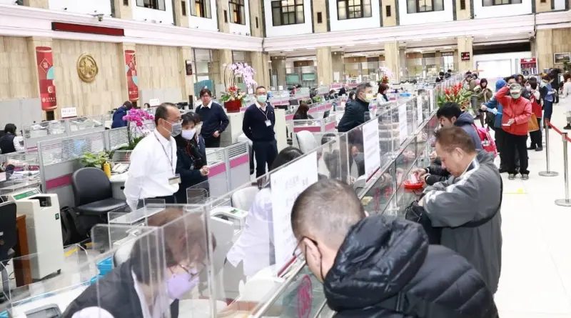    ▲2月9日起至2月13日開放換新鈔，今（9）日開放兌換，許多民眾一早就安排。（圖／記者吳翊緁攝影 ）  