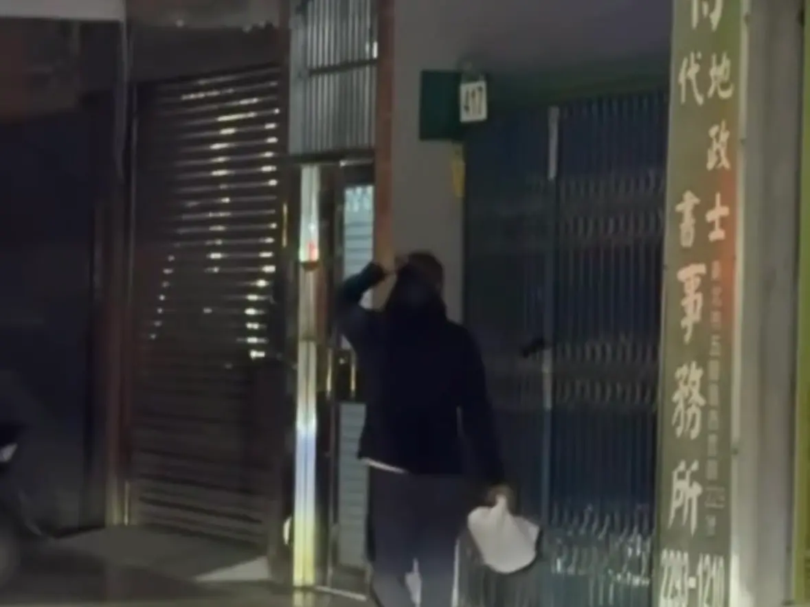 ▲新北市五股區一間超商昨（8日）傳出搶劫案，一名36歲張姓男子持長刀威脅店員交出收銀機內的現金。（圖／民眾提供）