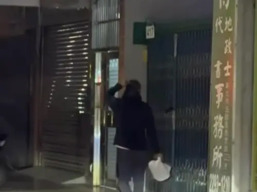 新北五股超商驚傳搶劫！恐怖男「持長刀威脅店員」狂逃4小時投案
