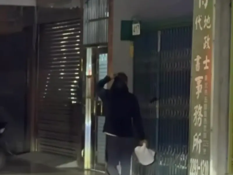 ▲新北市五股區一間超商昨（8日）傳出搶劫案，一名36歲張姓男子持長刀威脅店員交出收銀機內的現金。（圖／民眾提供）