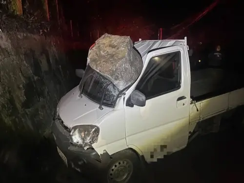嚇到臉色發白！苗栗泰安「冰箱大」巨石砸貨車　2移工命大躲死劫
