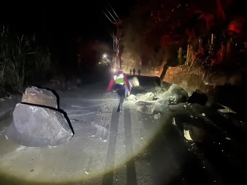 ▲苗栗泰安落石砸車。（圖／警方提供）