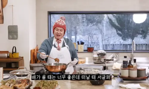 ▲李英子煮年糕湯煮到一半，想起媽媽忍不住鼻酸。（圖／이영자 TV YouTube）