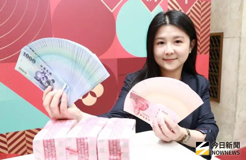 ▲2026換新鈔最後一天！銀行行員秀出剛拆封的熱騰騰新鈔，今天下午3點半後將截止臨櫃兌換，錯過只能跑ATM碰運氣。（圖／記者吳翊緁攝）
