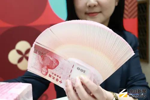 ▲行員公認奧客最不遵守的規定就是「100元限額100張」，不少人都會想要多換，甚至有人態度不佳，讓行員相當不滿。（圖／記者吳翊緁攝）