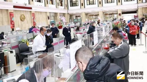 ▲民眾想要多換100元鈔票，就號召親朋好友一起去排隊，不然就是自己重新排隊，不要為難行員。（圖／記者吳翊緁攝）