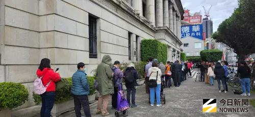 ▲昨日是2026換新鈔第一天，指定金融機構附近都湧現人潮，但有民眾發現多數人寧願排隊，也不想使用ATM領鈔。（圖／記者吳翊緁攝）