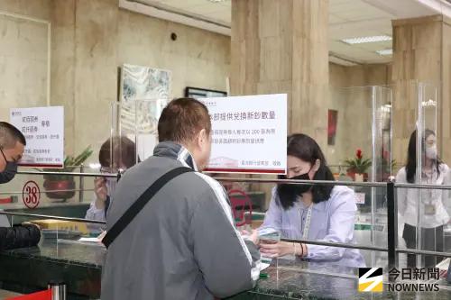 ▲換新鈔常見「忘記存摺密碼、明細寫不清楚」錯誤。（圖／記者吳翊緁攝）