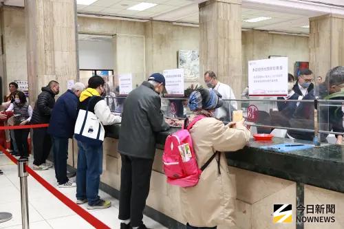 ▲央行指定銀行臨櫃申請的民眾，無須攜帶證件，也不必填寫申請單，只要攜帶同樣金額舊鈔，於營業期間到指定兌鈔分行或郵局，向行員表示「要換新鈔」即可。（圖／記者吳翊緁攝）