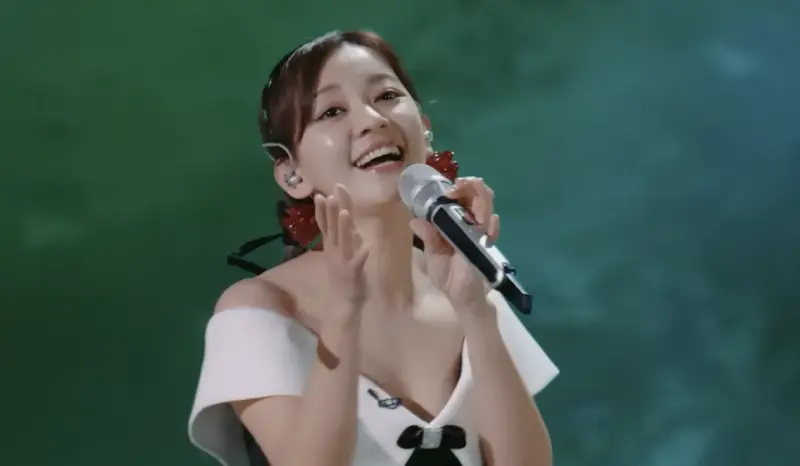 ▲陳意涵（如圖）曾在《乘風2023》中演唱〈望春風〉，不像電影《陽光女子合唱團》中是個大音痴，私下她唱歌很好聽，為了演不會唱歌，她還看徐薇老師的影片練習。（圖／翻攝自YouTube 乘風2025）