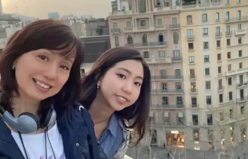 ▲蔡幸娟（左）過去就曾分享她和女兒（右）一起去西班牙旅行的照片，母女同框像姊妹。（圖／翻攝自蔡幸娟臉書）