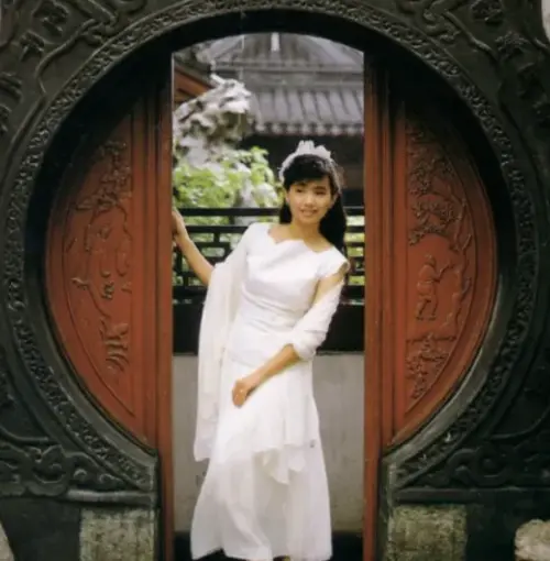 ▲蔡幸娟因一曲〈東方女孩〉事業再創高峰，也成為歌壇代表形象。（圖／摘自Discogs）