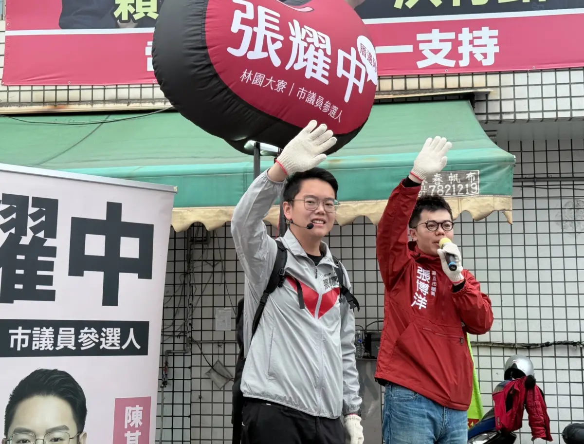 ▲ 高雄市議員張博洋今天跨區域相挺民進黨高雄市議員參選人張耀中，⁨張博洋表示，不要看阿中這麼年輕，他可是能夠扛住陳其邁緊緊緊工作壓力的人。（圖／高市議員張博洋辦公室提供）