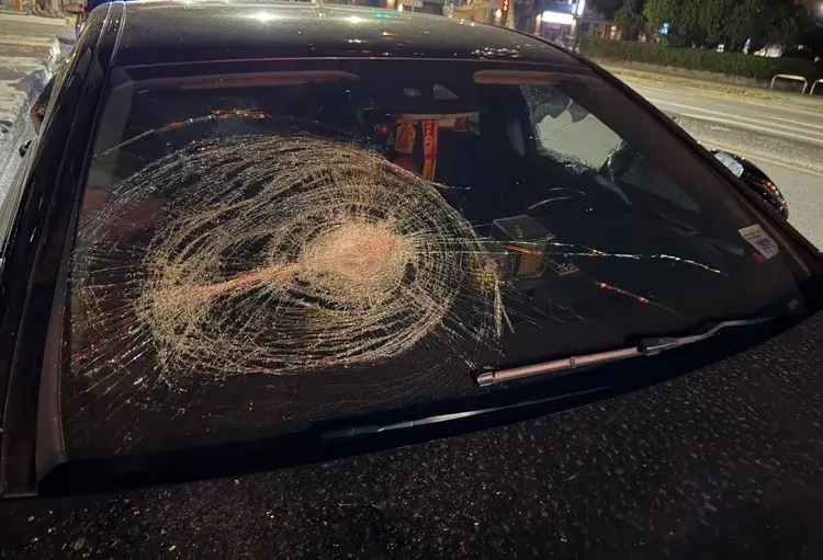 ▲台中賓士停路邊，卻遭人砸破車窗、擋風玻璃。（圖／翻攝照片）