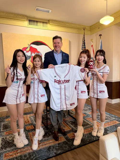 ▲樂天女孩和奧克拉荷馬市長合影。（圖／樂天桃猿提供）