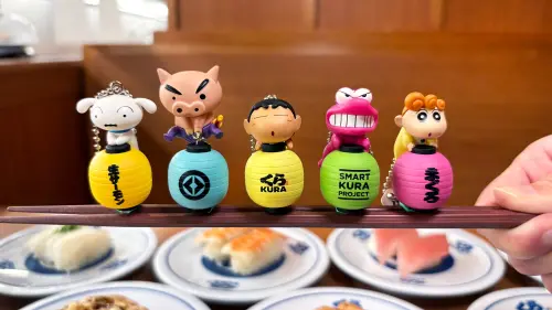 ▲5款「蠟筆小新公仔吊飾」結合藏壽司招牌日式KURA燈籠元素。（圖／藏壽司kurasushi.tw）