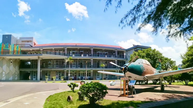 ▲除了中興號教練機本體，兆湘國小整體校園空間設計亦別具巧思。校舍外觀融入飛機堡壘意象，並設置大型螺旋槳造型地標，強化航空主題校園特色，使校園宛如一座縮小版的航空教育園區。（圖／高市府教育局提供）