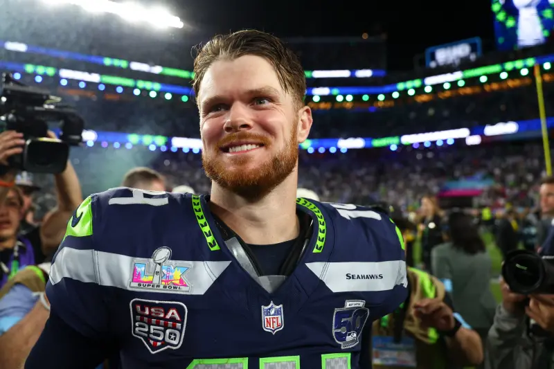 ▲西雅圖海鷹隊四分衛達諾德（Sam Darnold）從「NFL棄將」一躍成為超級盃冠軍四分衛的勵志歷程，成為賽後全球媒體追逐的焦點。（圖／取自NFL X）