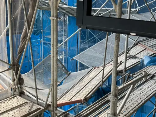 快訊／北市信義工安意外！工人失足「12F→7F猛墜鷹架」急送醫
