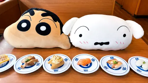 ▲藏壽司5間主題店限定，FB抽獎「蠟筆小新絨毛抱枕」、Instagram抽「小白絨毛抱枕」。（圖／藏壽司kurasushi.tw）