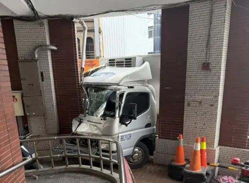 ▲貨車車頭嚴重受損。（圖／翻攝畫面）