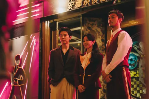 ▲《微醺大飯店1980s》呈現復古華麗的夜總會，李國毅（左起）、邵雨薇、施柏宇組成「飯店三劍客」。（圖／一念電影提供）