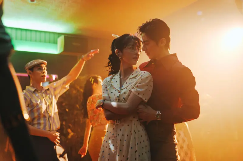 ▲李國毅（右）在影集《微醺大飯店1980s》中和邵雨薇有曖昧情，這也是他暌違2年之後再有作品。（圖／一念電影提供）