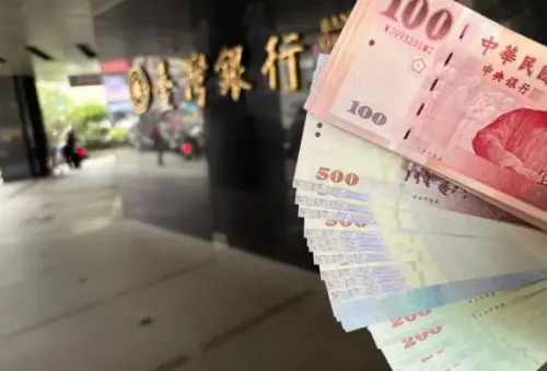 ▲銀行行員提醒，各分行針對每面額的新鈔都有「單日更換限制」。（圖／記者張嘉哲攝）