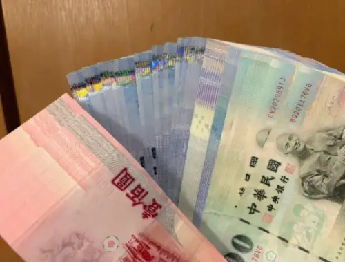 ▲2026換新鈔開跑，許多行員出面提醒「100元每人就是限額100張」，沒有辦法多換。（圖/記者張嘉哲攝）