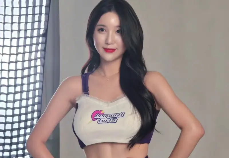 ▲雲豹韓籍啦啦隊女神、核彈芭比金賢姈的父親因胰臟癌過世，她1月就返韓陪伴爸爸最後一程，如今面臨喪父之痛，只能先向球場請假，好好處理爸爸身後事。（圖／金賢姈IG@h0_barbie）