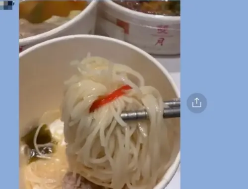 點外送麵線「還捆著紅色橡皮筋」　雙月食品社致歉：該品項暫停售
