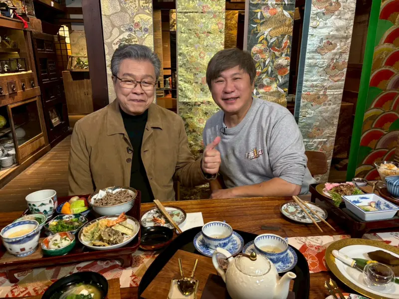 ▲楊烈（左）和胡瓜（右）當年在西餐廳認識，分享當年在台上遭丟玻璃瓶，讓他差點失明。另外，楊烈也談到過去暫離歌壇的原因，坦言獲得金曲獎後工作竟然瞬間歸零，讓他陷入自我懷疑。（圖／下面一位提供）