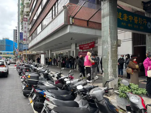 ▲2026年換新鈔今（9）日開放，第一天台灣銀行外等待的人潮眾多。（圖／記者張志浩攝）