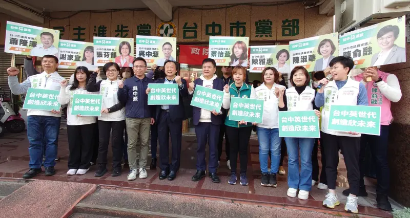 ▲王世堅應英系召集人莊瑞雄之邀，陪台中英系成員辦理市議員黨內登記。（圖／台中市議員陳雅惠提供，2026.02.09）